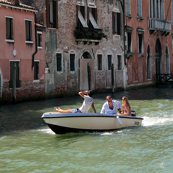 Momenti veneziani 39 - City car veneziana.jpg